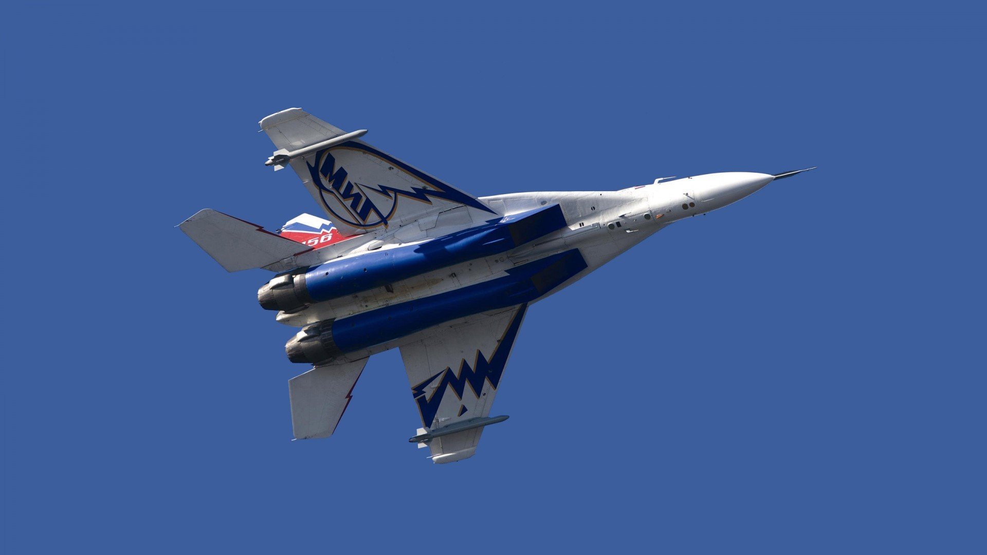 开云中国大陆-赛段挑战：那些让车手一夜成名的经典路线，车手比赛