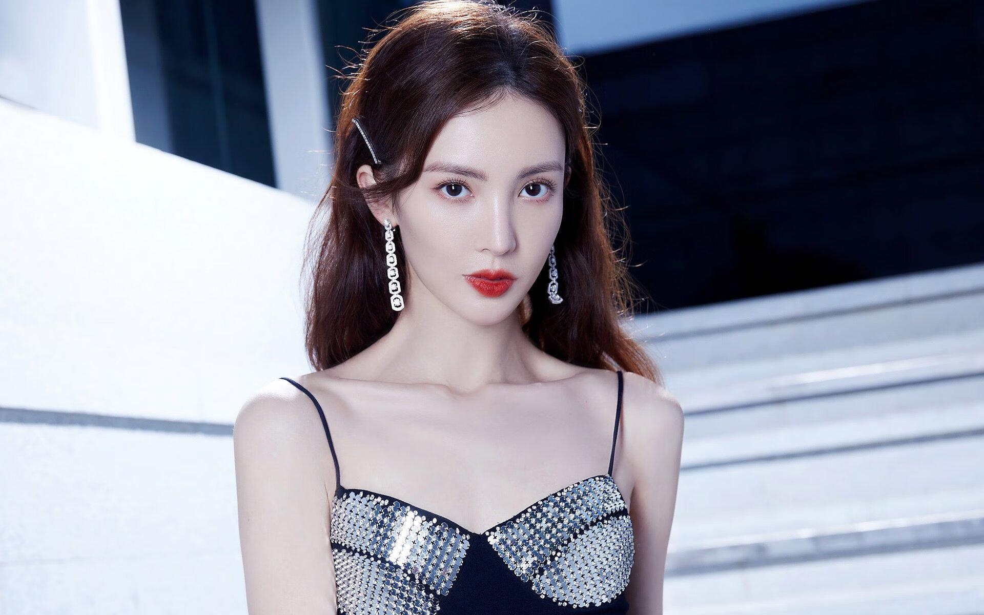 开云kaiyun-车手飞跃障碍，一次罕见的极限挑战，赛车飞跃撞车