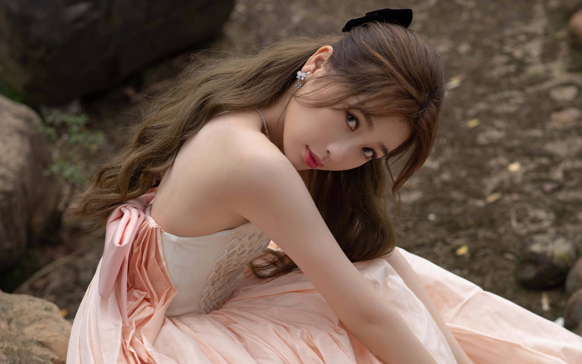 车手飞跃障碍,一次罕见的极限挑战,赛车飞跃撞车